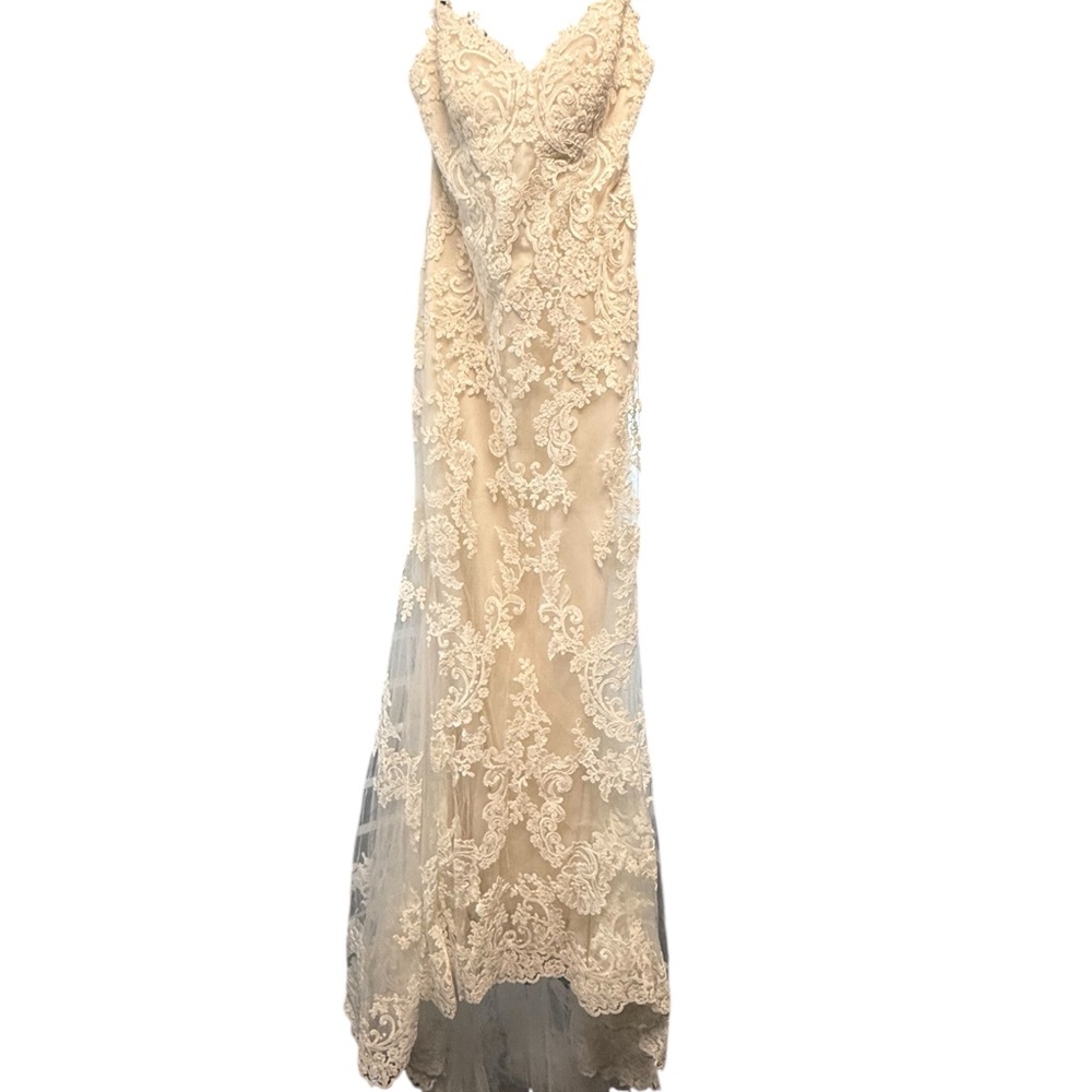 Elegant White Lace Gown - Picture 3 of 5